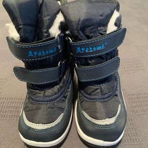 Navy blue toddler snow boot. Wore only 3 times. Fleece lined.